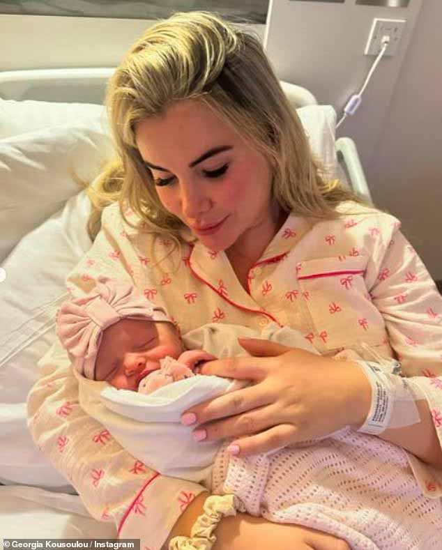 Грузия Косулу родила второго ребенка – девочку