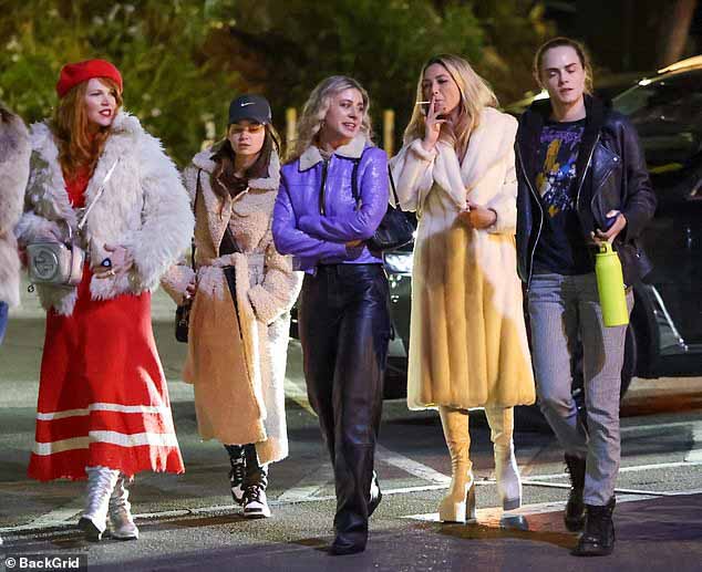 Кара Делевинь собралась на рождественский концерт Мэрайи Кэри в Hollywood Bowl в пятницу вечером.