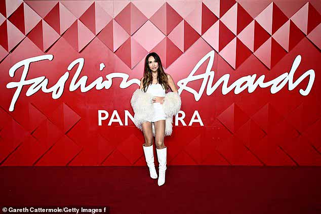 На этой неделе церемония вручения наград British Fashion Awards, представленная ювелирным брендом Pandora, вернулась в культовое лондонское здание — Королевский Альберт-Холл.