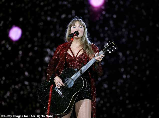 Начав в пятницу свое последнее выступление в рамках Eras Tour в Ванкувере, Британская Колумбия, Канада, хитмейкер Mirrorball активно снималась съемочной группой из двух человек; на фото 6 декабря