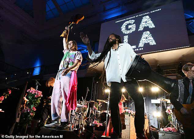 Уин Батлер и Поль Бобрен из Arcade Fire выступают на сцене