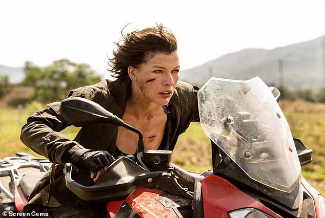 Ага! Это Милла Йовович из Resident Evil. Серия фильмов стартовала в 2002 году, где Милла сыграла главную роль в оригинале, а также в пяти сиквелах.