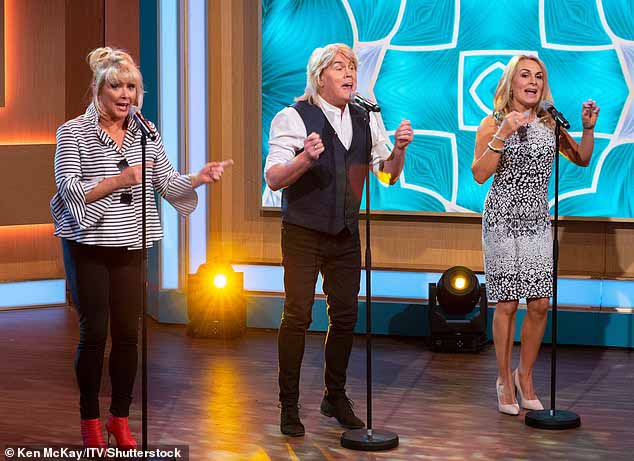 The Fizz исполняют песню Bucks Fizz, победившую на Евровидении, Making Your Mind Up