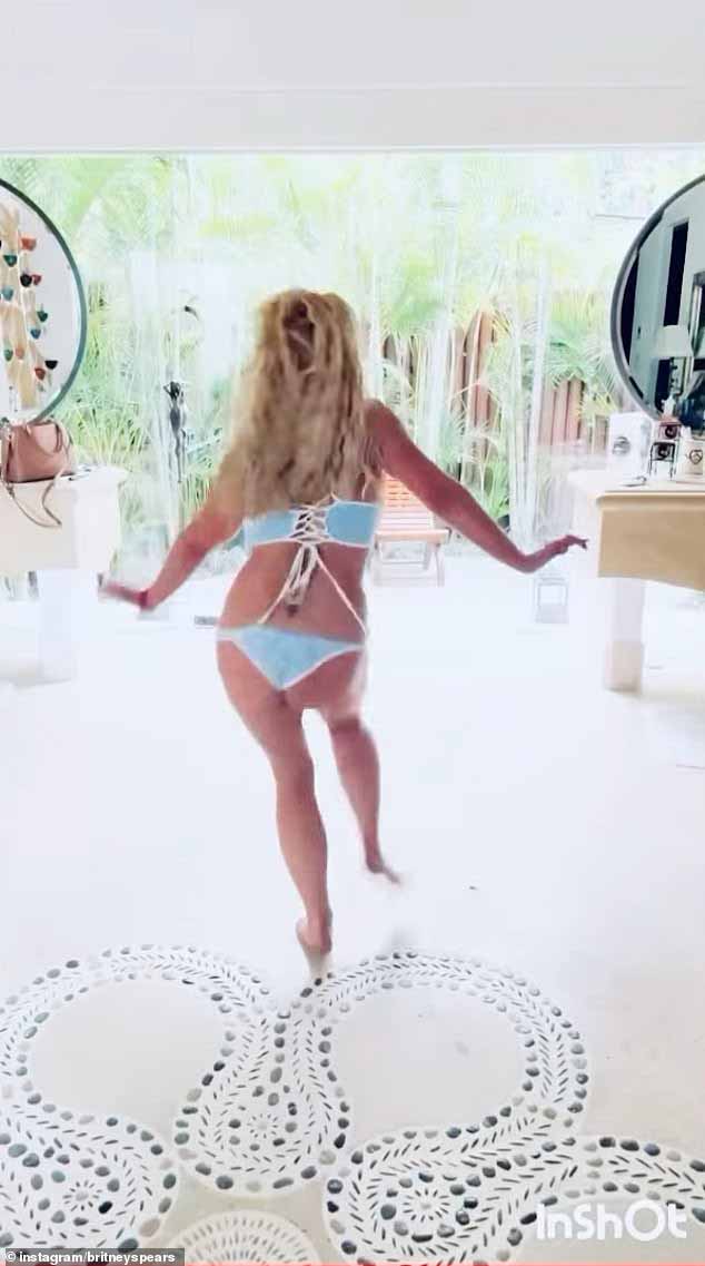 Мама двоих детей продемонстрировала свою хореографию, танцуя босиком плавными и быстрыми движениями.