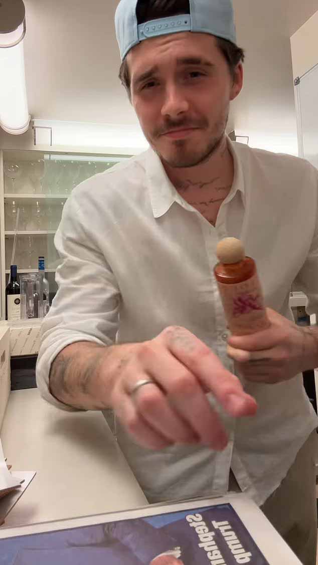 Поделившись клипом в Instagram, Бруклин подражал саундтреку к недавно ставшему вирусным клипу, в котором маленькая девочка говорит, что чувствует вкус «немного, но специй, немного соуса» в своей лапше рамэн.