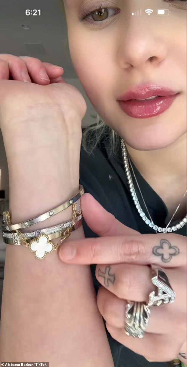 Одним из выдающихся достижений стал ее третий браслет Cartier Love от отца.