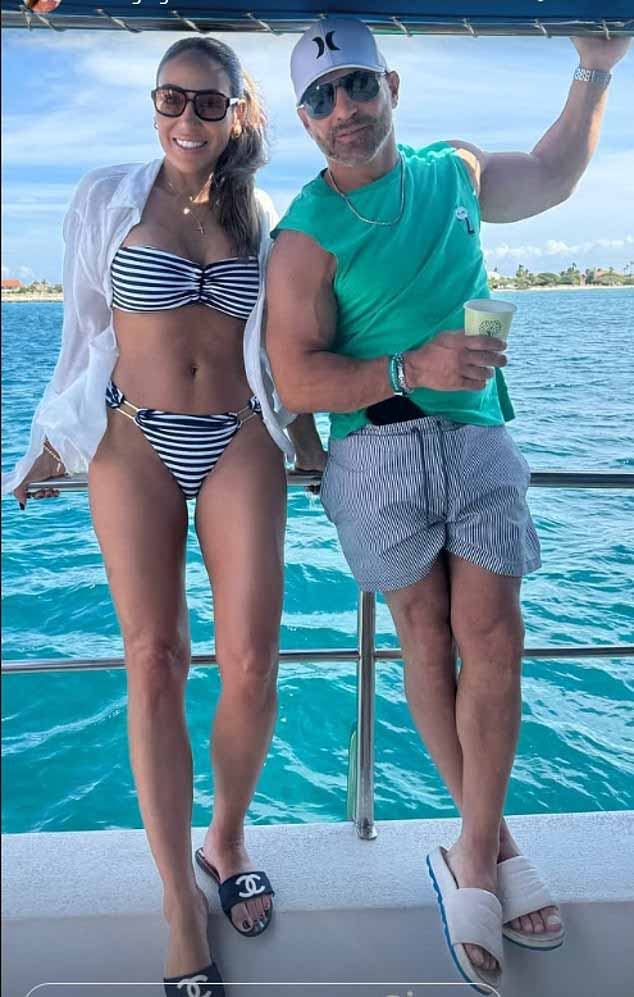 Звезда была с мужем Джо Горгой на лодке на Арубе.