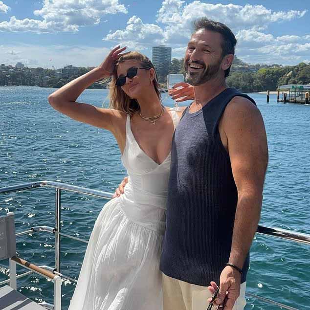 Невесту MAFS Эвелин Эллис позировали для фотографий вместе с генеральным директором Джейн Лу.