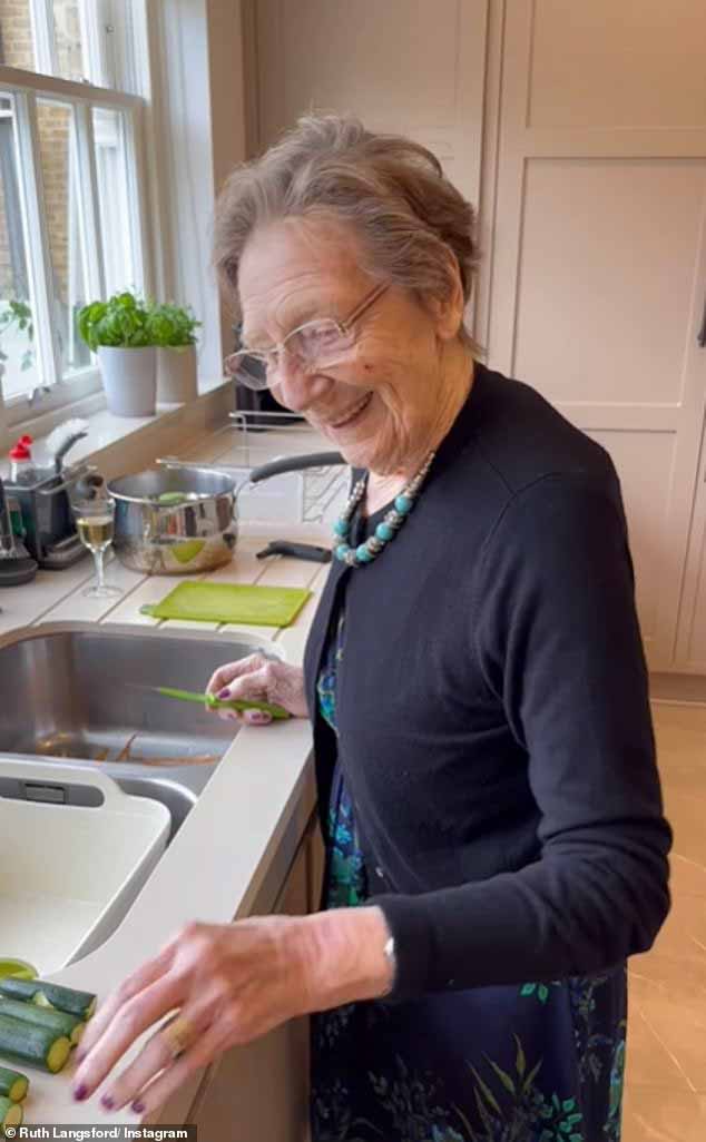 64-летняя телеведущая рассказала, что ее 93-летняя мама Джоан проведет некоторое время в больнице, чтобы восстановиться после перелома таза во время рождественских праздников.