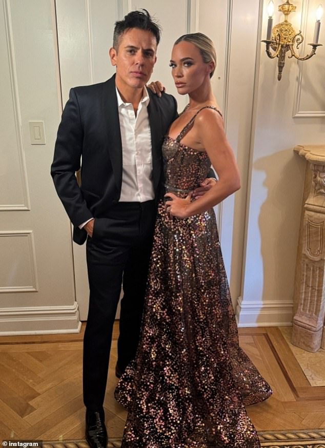 2 ноября она зашла на свою главную страницу в Instagram и написала своим поклонникам и подписчикам: «После долгих усилий и размышлений я приняла трудное решение подать на развод».