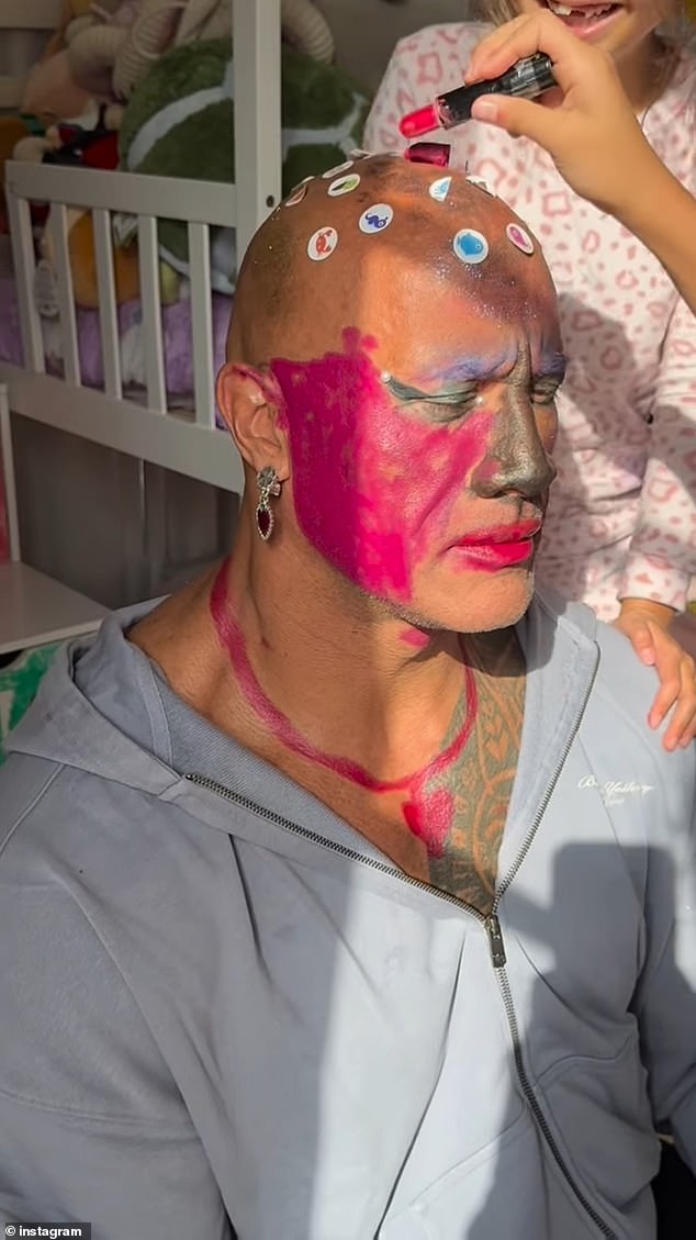 Они дополнили звезду Моаны парой пластиковых сережек с сердечками и ожерельем с нарисованными розовыми сердечками.
