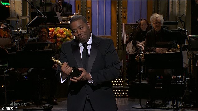 Но название зачитывалось не его собственное, а комик SNL Китон Томпсон