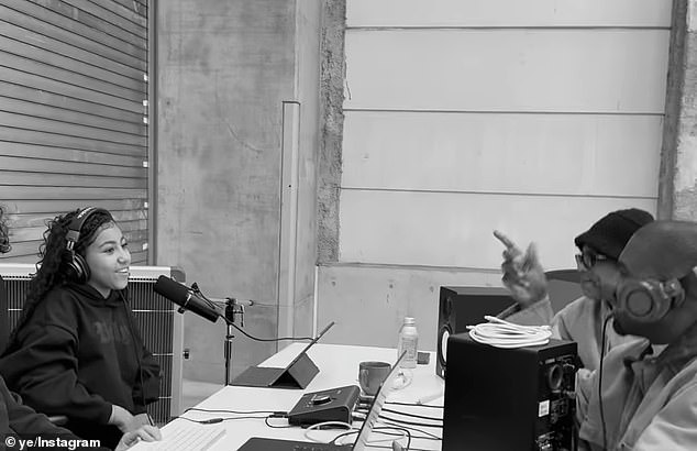 Превосходный шестой класс проводит много времени на тренировку »со своим знаменитым отцом - Канье, Ye 'West (R) - которая наблюдает за своим дебютным студийным альбомом, Draptout начальной школы.