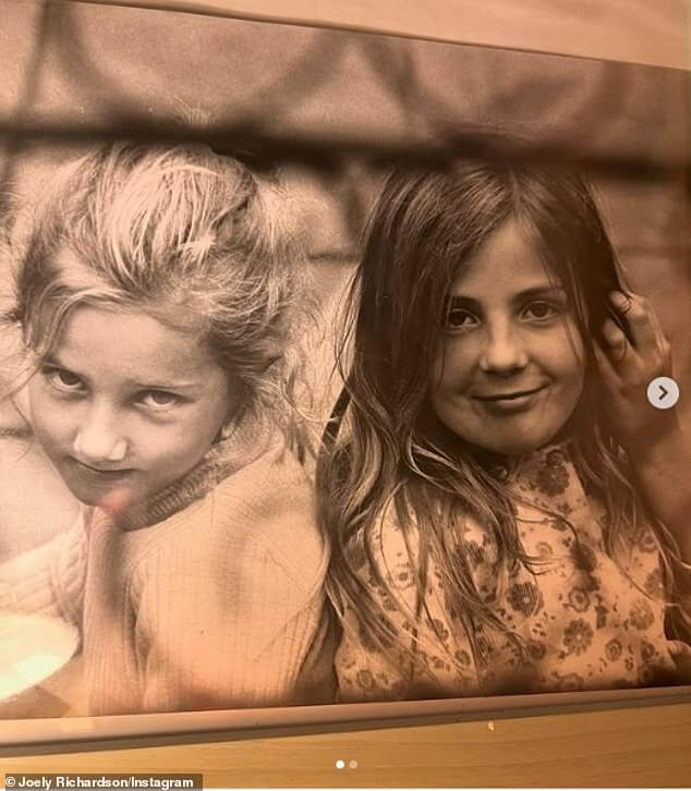Джоэли Ричардсон делится сладкой детской фотографией ее и покойной сестры Наташей, когда она празднует 60 лет.