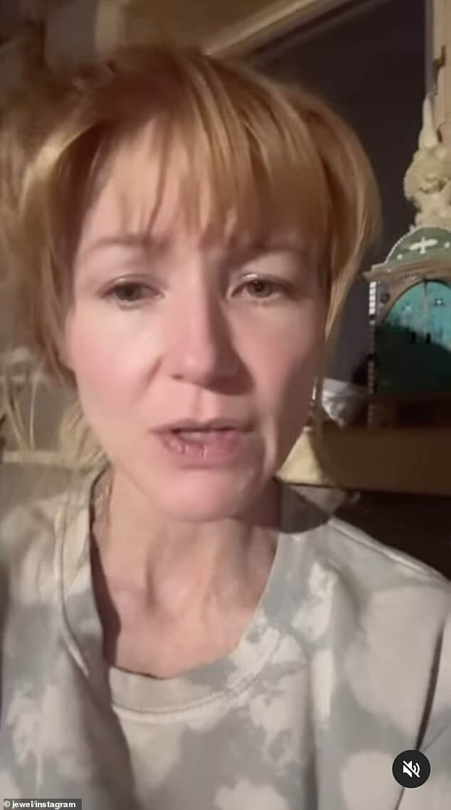 Джуэл извинилась перед фанатами за выступление на инаугурационном балу Роберта Ф. Кеннеди-младшего «Сделай Америку снова здоровой»