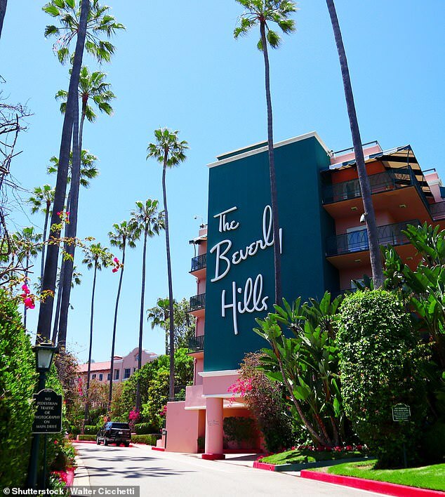 Пожары в Pacific Palisades привели к тому, что отель Beverly Hills «переполнился миллионерами», поскольку такие звезды, как Риз Уизерспун, могут потерять свои дома