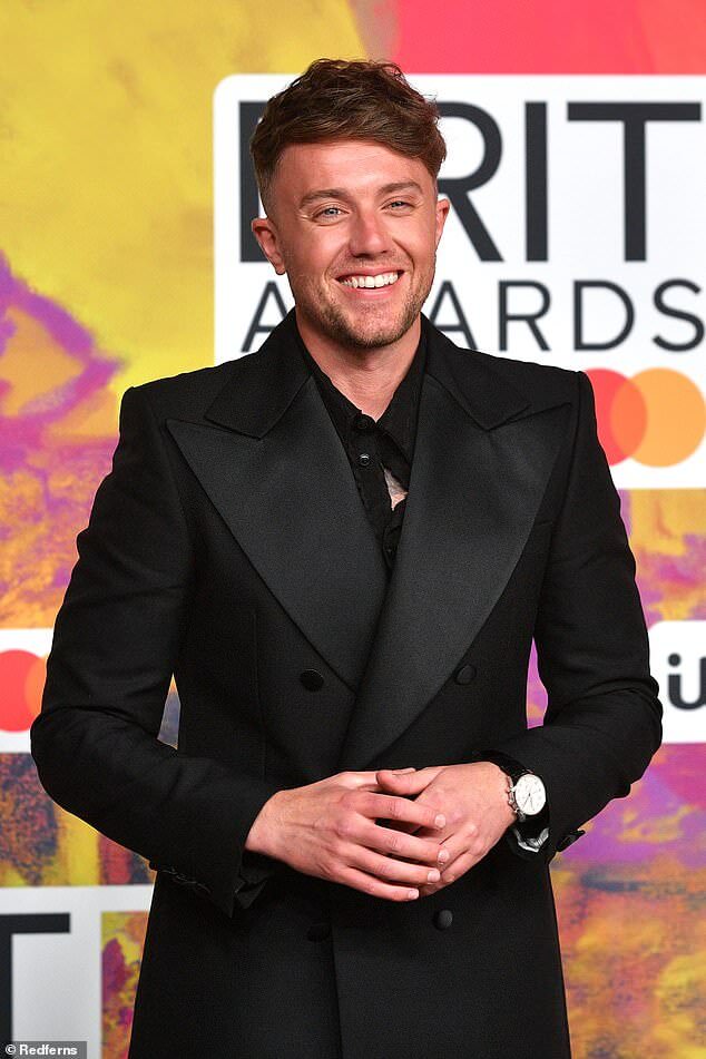 Ведущего One Show Романа Кемпа отстранили от ведения церемонии вручения наград BRIT Awards, несмотря на то, что зрители приветствовали его огромный успех в этой роли.