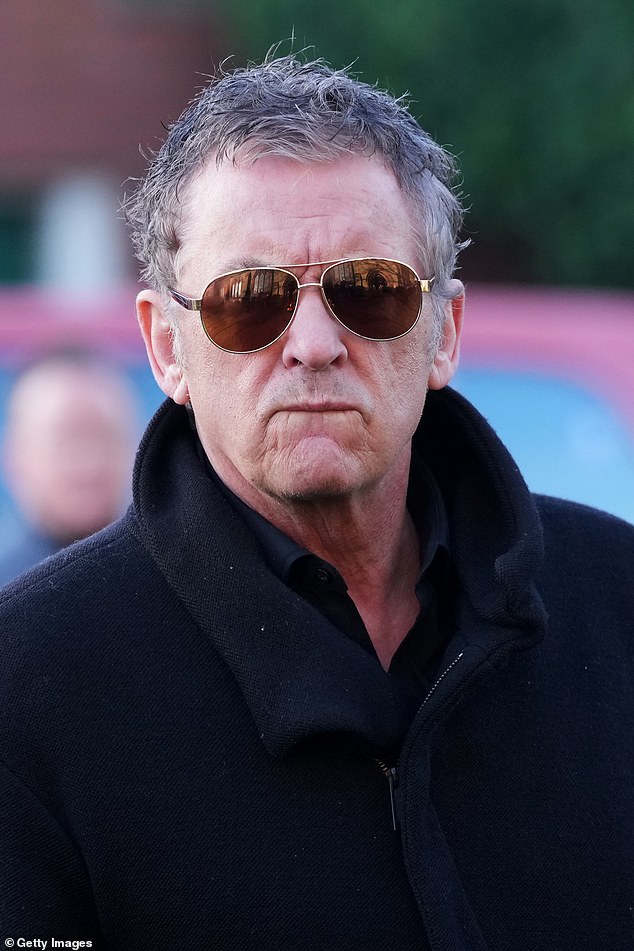 60-летний Шейн, который был женат на сестре Линды Колин в 1990-1999 годах, был одним из первых, кто прибыл отдать дань уважения, спрятав глаза за коричневыми тонированными тенями.