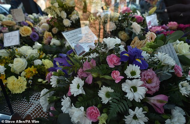 Целый ряд красочных цветочных композиций был возложен на ее гроб
