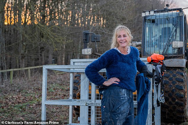 Среди них косметика, парфюмерия, свечи, продукты питания и напитки, алкогольные напитки, одежда, модные аксессуары и обувь.