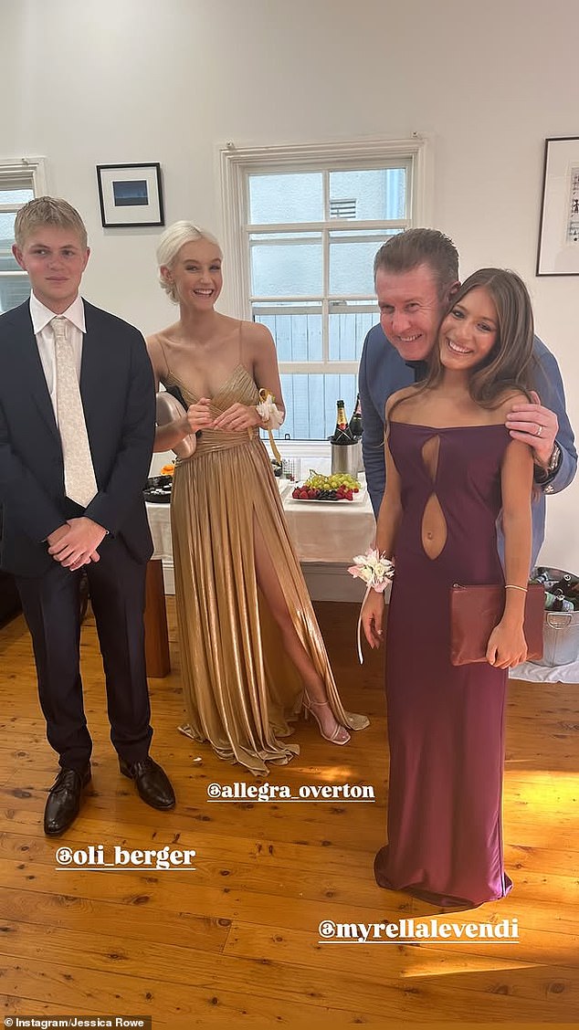 На другой фотографии Питер радостно обнимает одну из приятельниц Аллегры, а его дочь и ее спутник наблюдают за происходящим, сияя от восторга.