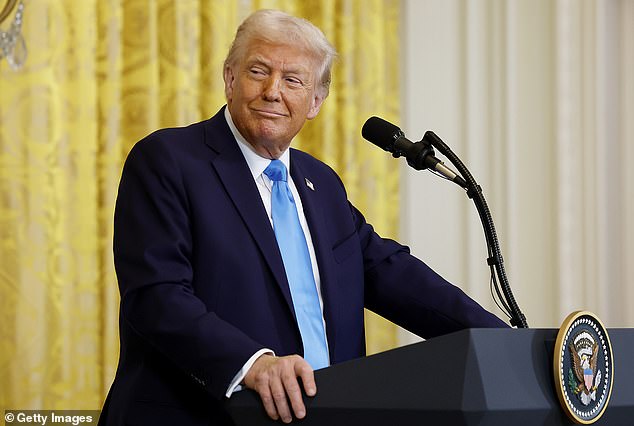 Хотя ни Клуни, ни Колберт не упоминали президента Трампа по имени, Клуни сказал о проигрыше демократов на последних выборах: 