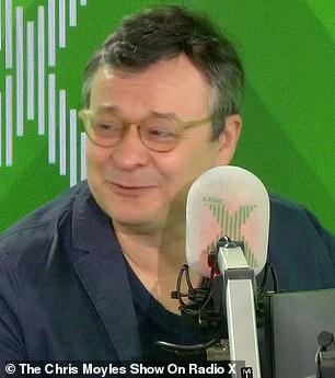 К нему присоединился его коллега по группе в шоу Криса Мойлса на Radio X