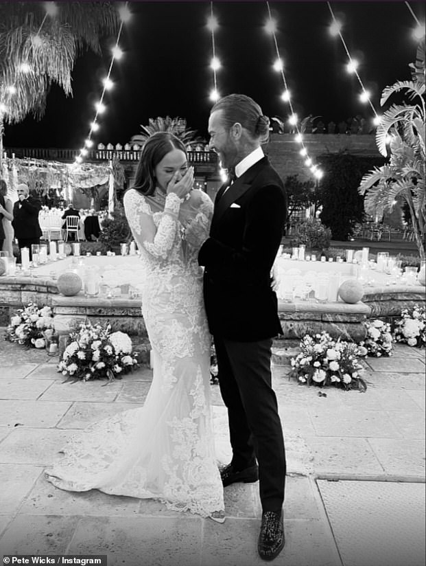 Пара давно дружит, и в сентябре Пит поделился милой фотографией с пышной свадьбы Вики с Эрканом Рамаданом.