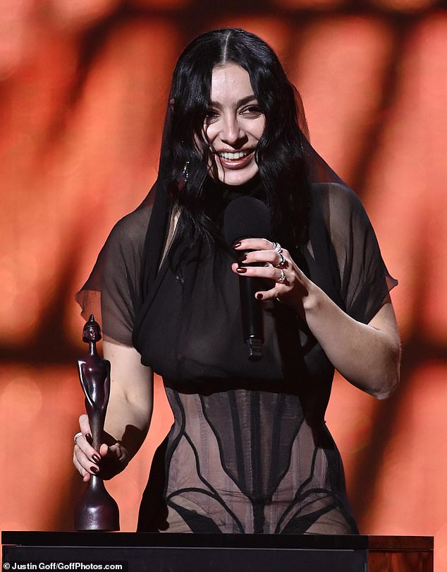 Charli XCX возглавила список победителей на 2025 BRIT Awards, поскольку ее альбом-хит BRAT завоевал пять наград.