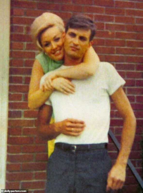 Долли добилась одного из самых больших успехов в 1973 году с песней Jolene, вдохновленной флиртом банковской служащей с Карлом. Но за несколько лет ее карьеры у пары так и не появилось детей.