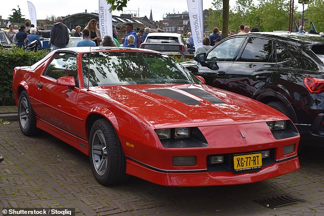 Это был Chevrolet Camaro IROC-Z, доступный мускул-кар американского производства, который выпускался каждый год с 1982 по 1992 год.