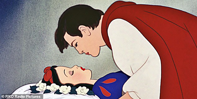 'Оригинальный мультфильм вышел в 1937 году, и очень очевидно, что это так', - насмехался Зеглер в интервью Extra TV в 2022 году. В нем большое внимание уделяется ее любовной истории с парнем, который буквально преследует ее. Странно. Так что в этот раз мы этого делать не стали