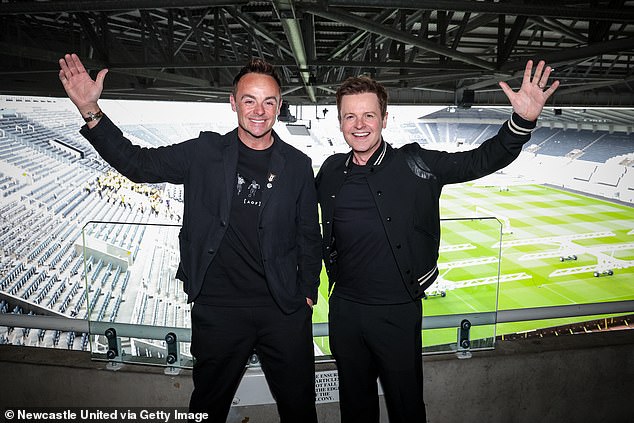 Ант Макпартлин (слева) и Деклан Доннелли (справа) были в приподнятом настроении в субботу, когда они присоединились к празднованию парада трофеев