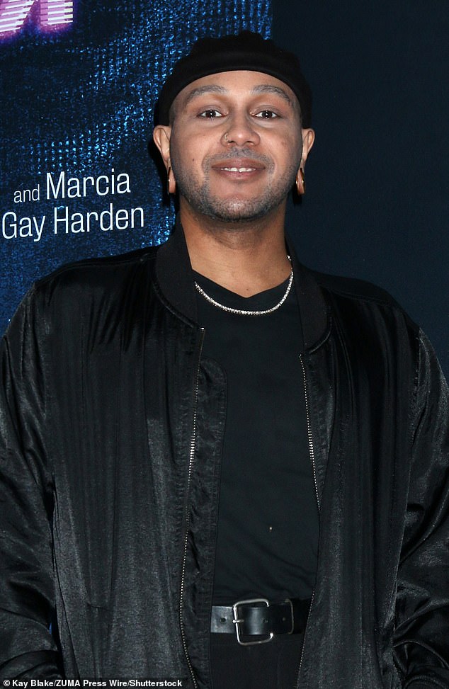 Крейг выглядит далеко не так, как в молодости, поскольку он отказался от своих прежних свитеров и клетчатых рубашек и теперь носит более хипстерский гардероб, дополненный двумя большими серьгами-штекерками в обоих ушах; на фото февраль 2025 года.