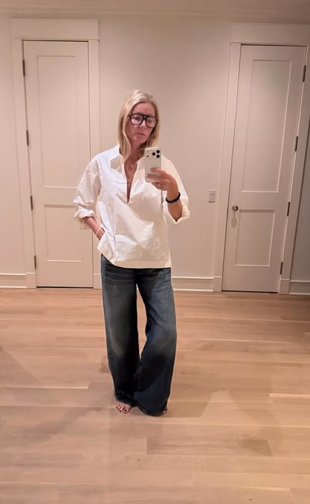 For her final outfit, Gwyneth opted for a white blouse and wide-leg blue jeans
